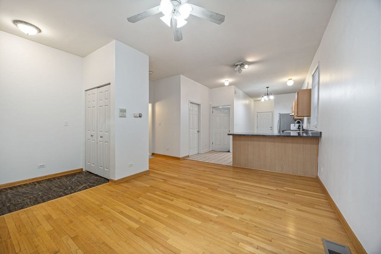 1730 W Fletcher St #1 - Photo 3 of 15