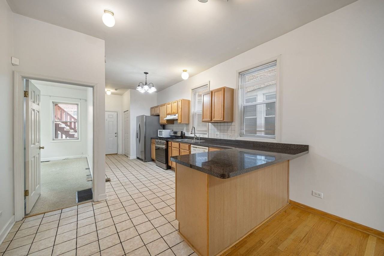 1730 W Fletcher St #1 - Photo 5 of 15