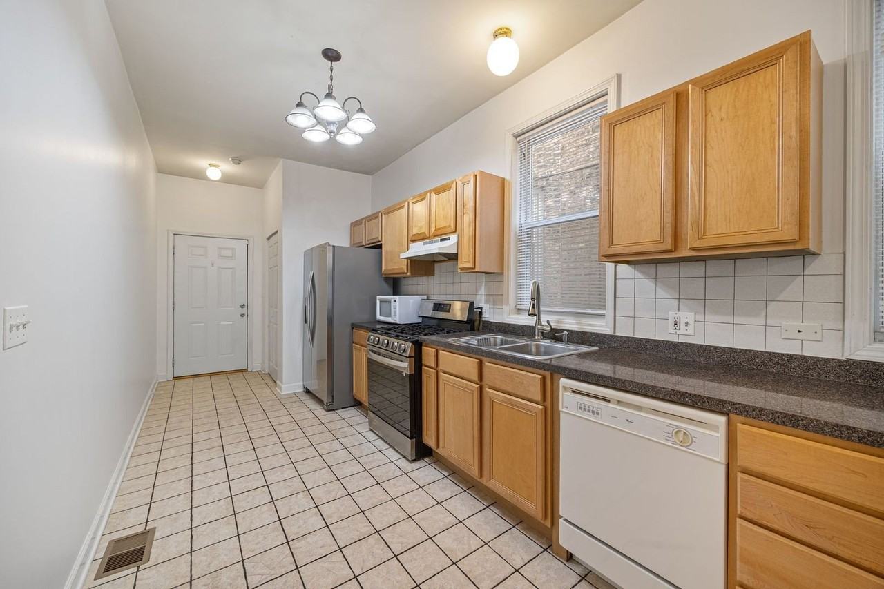 1730 W Fletcher St #1 - Photo 6 of 15