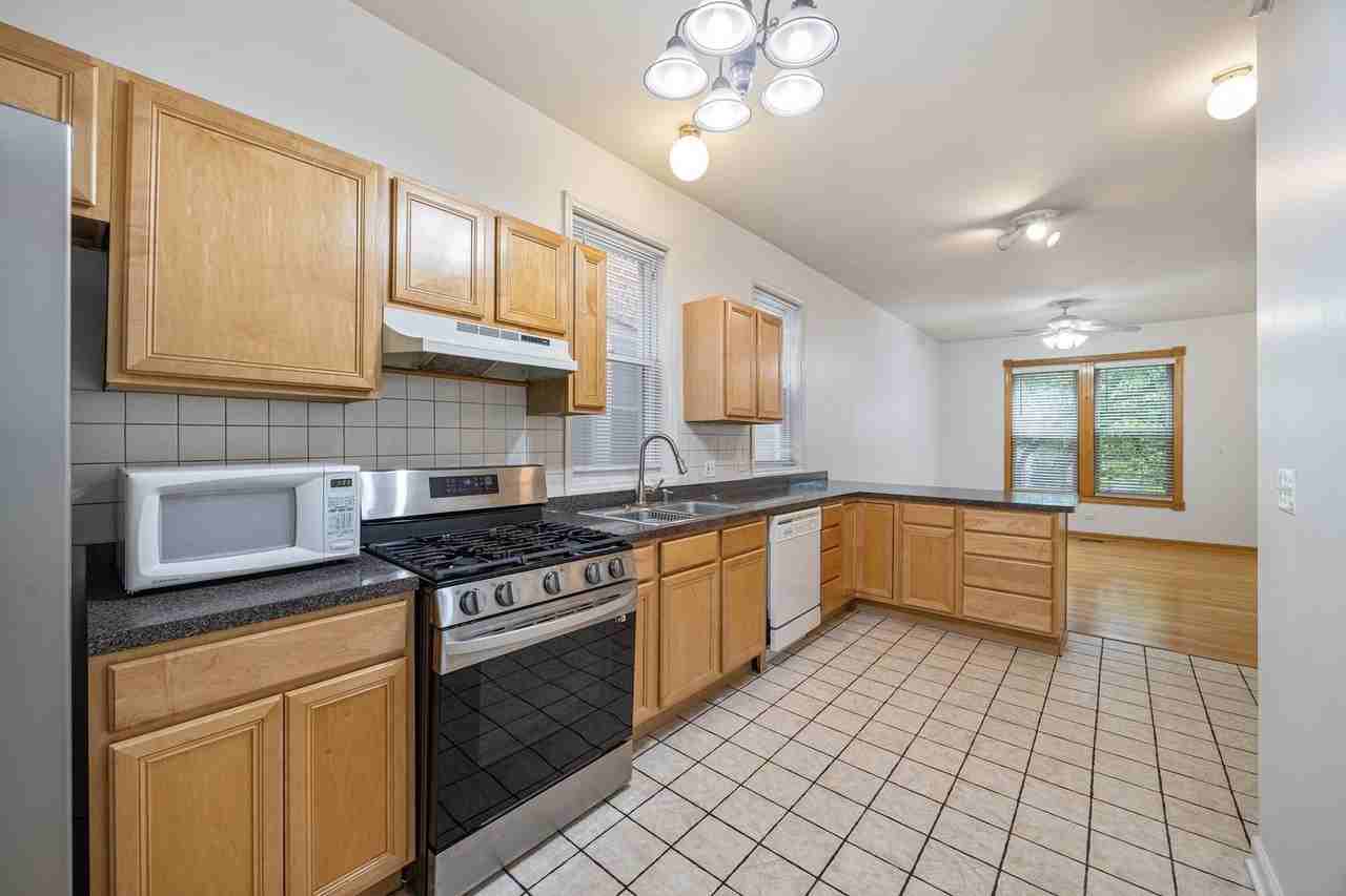 1730 W Fletcher St #1 - Photo 7 of 15