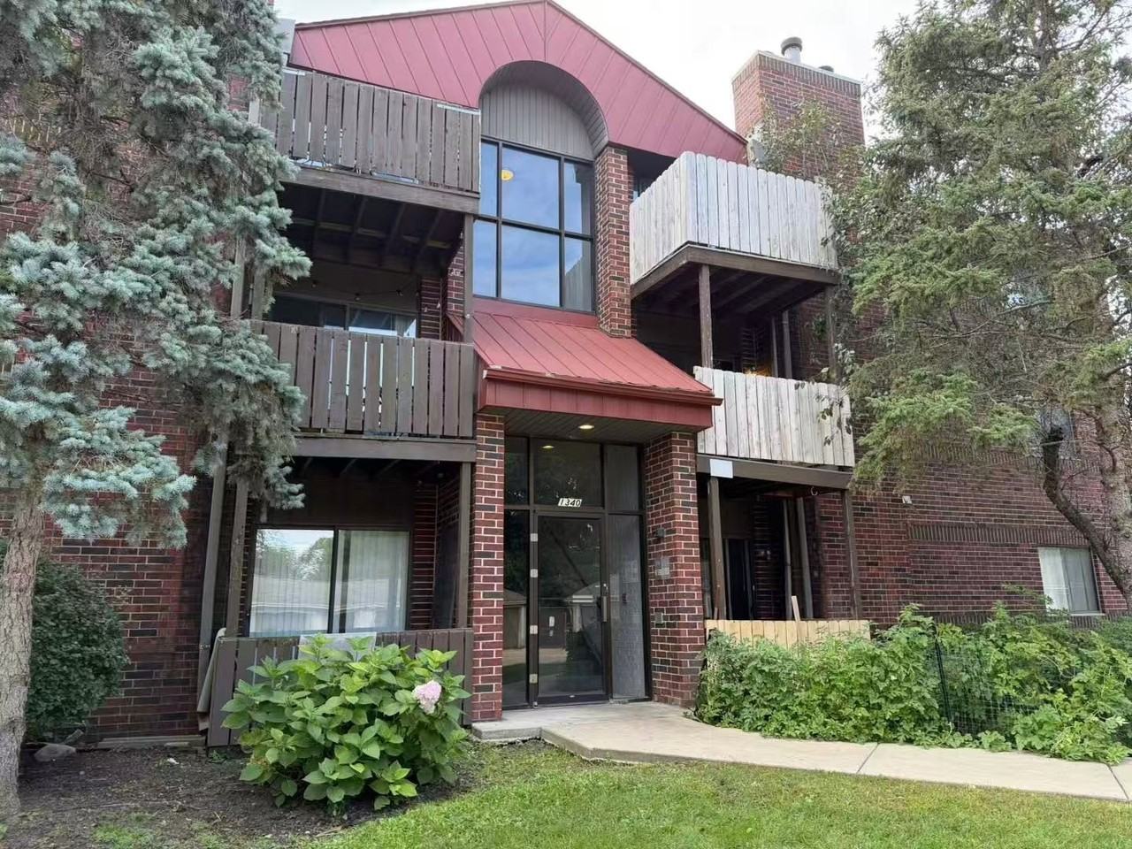 1340 Brook St #E - Photo 2 of 20