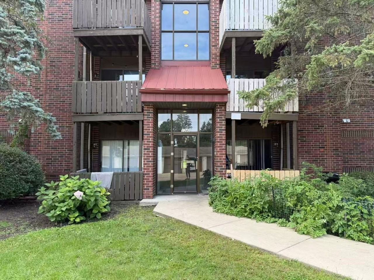 1340 Brook St #E - Photo 3 of 20