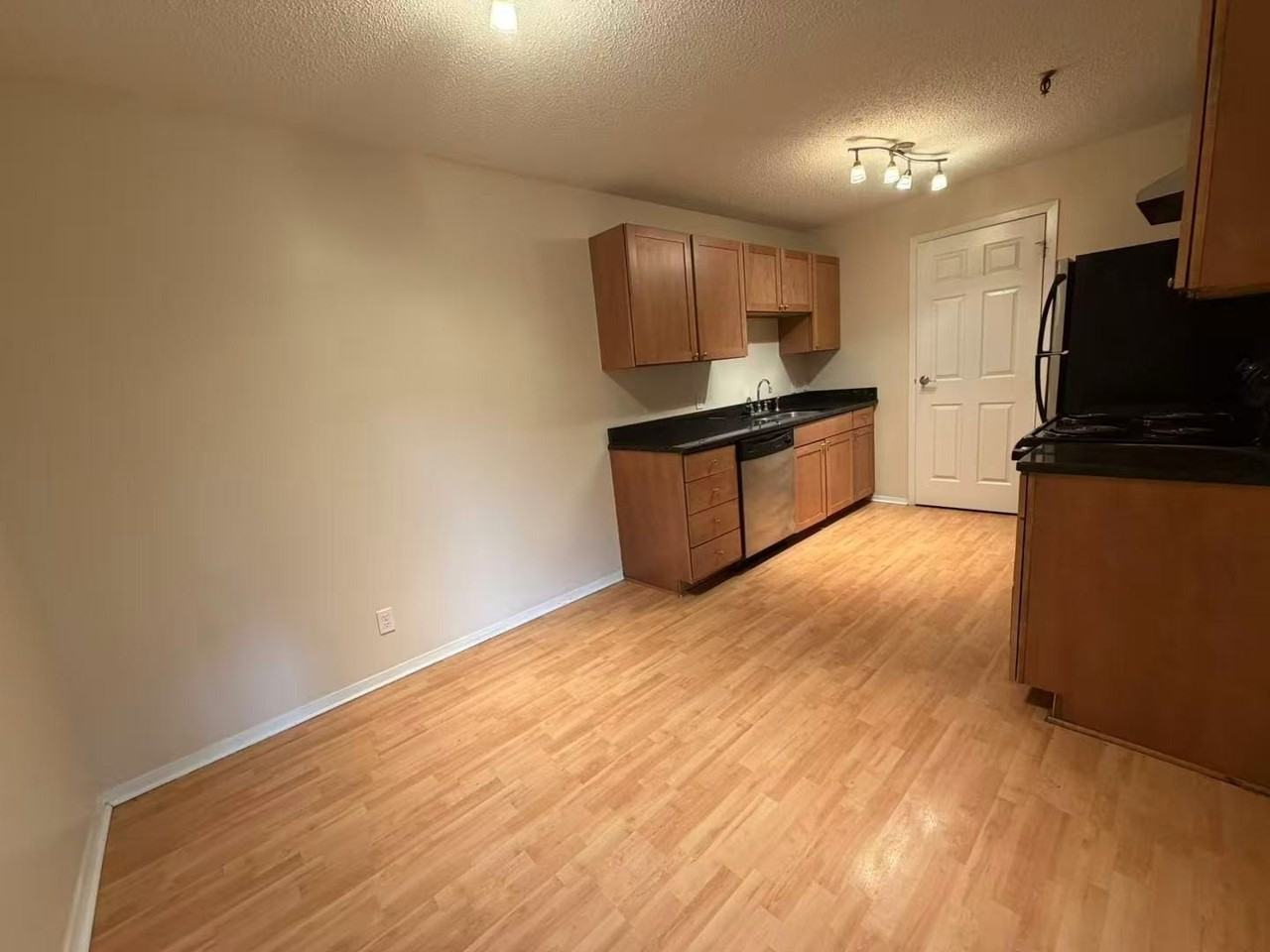 1340 Brook St #E - Photo 4 of 20