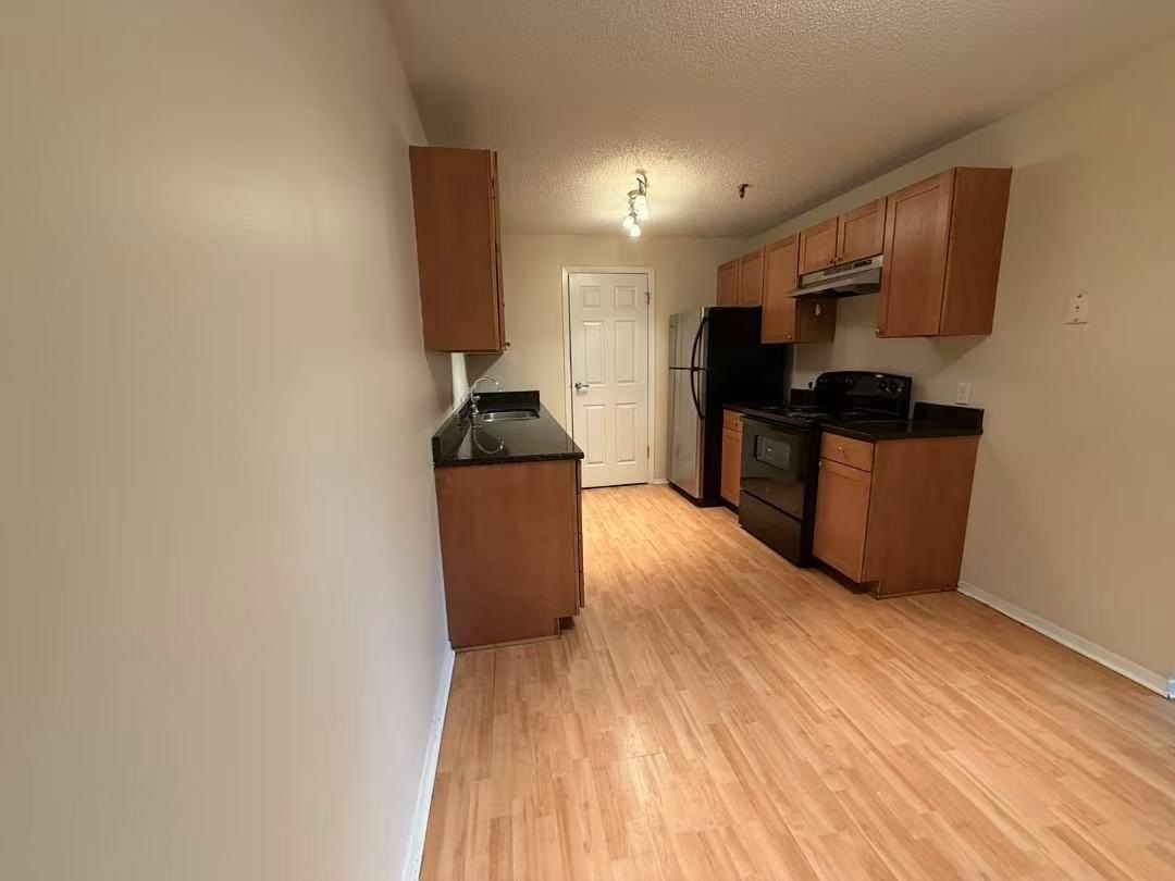 1340 Brook St #E - Photo 5 of 20