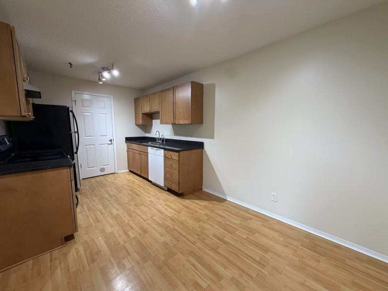 1330 Brook St #F - Photo 3 of 22