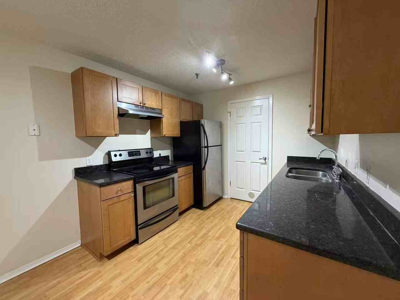 1330 Brook St #F - Photo 5 of 22