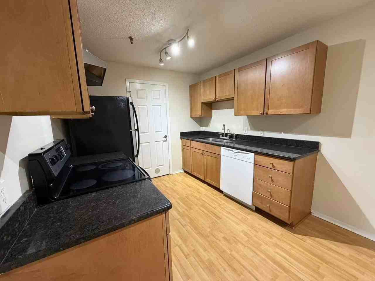 1330 Brook St #F - Photo 6 of 22