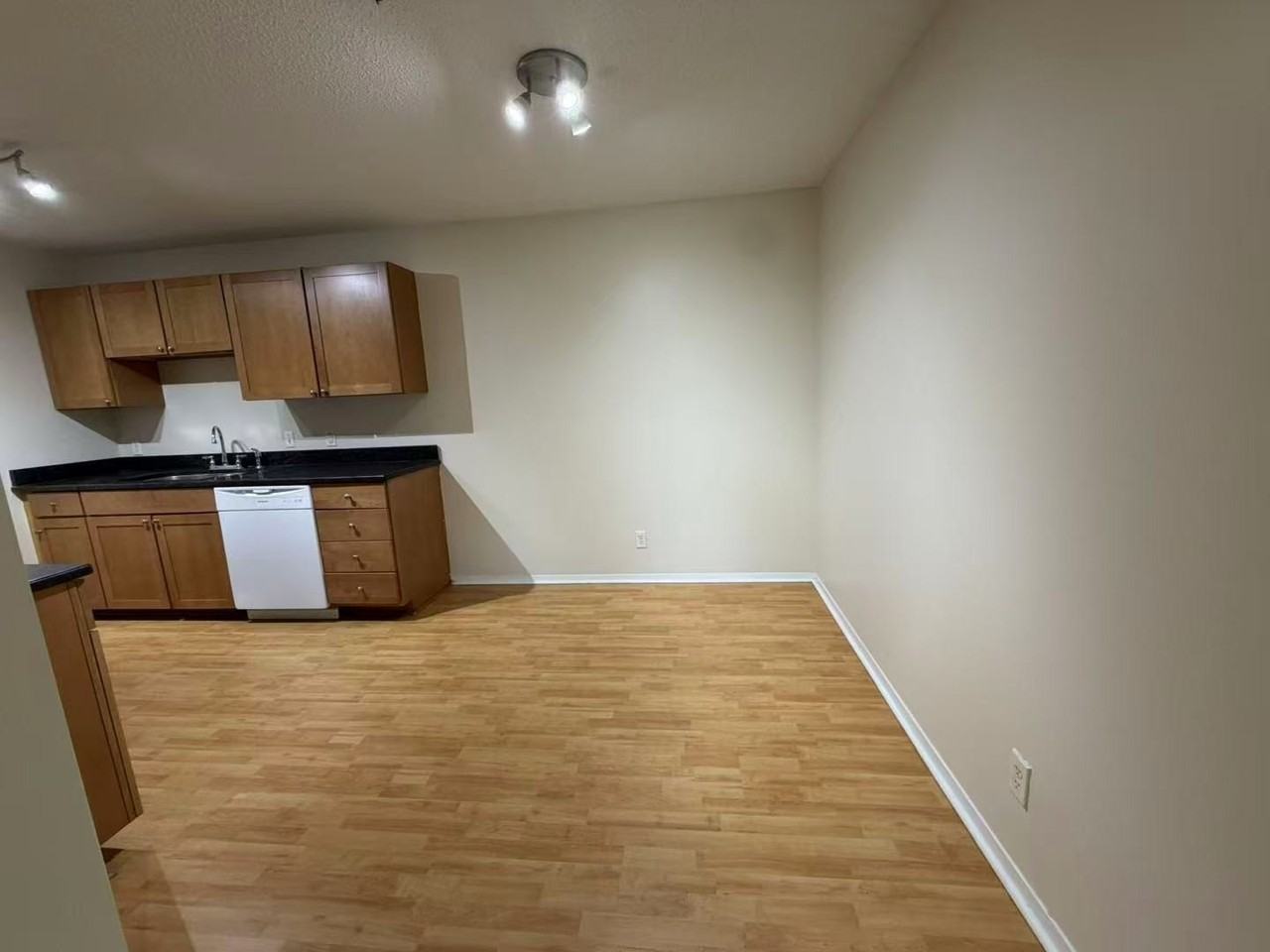 1330 Brook St #F - Photo 7 of 22