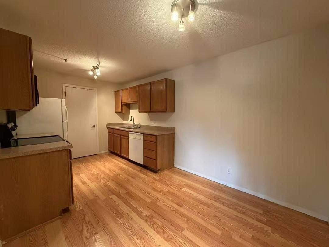 1320 Brook St #H - Photo 7 of 21