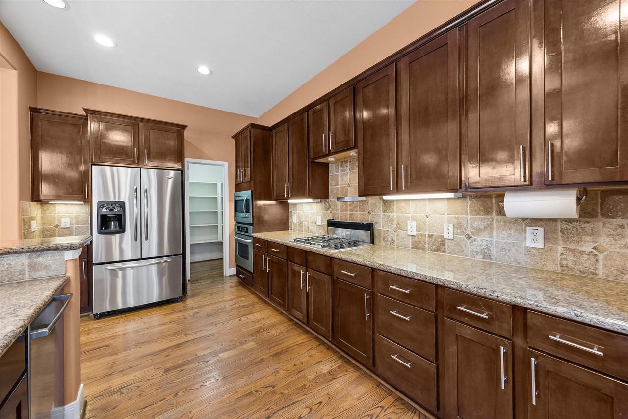1912 Woodbury St - Photo 2 of 38