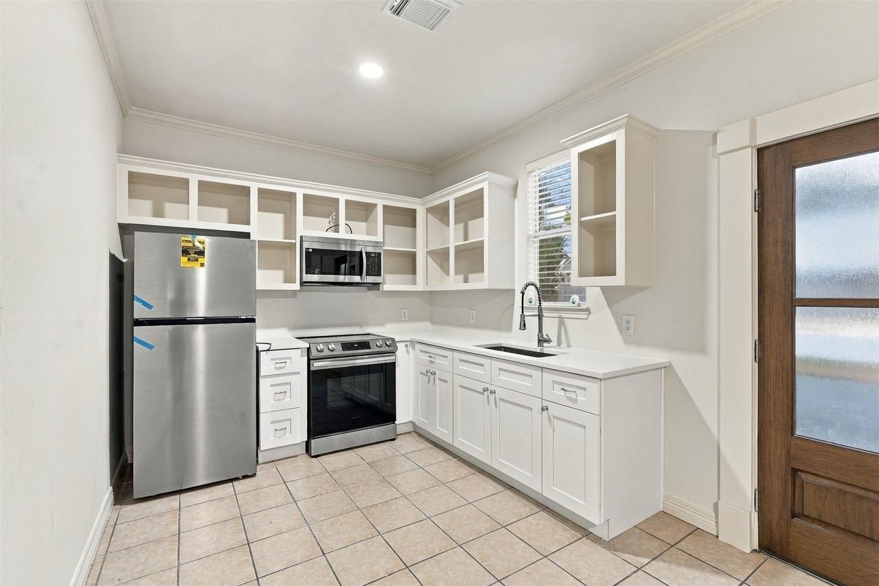 1201 Cordell St - Photo 4 of 14