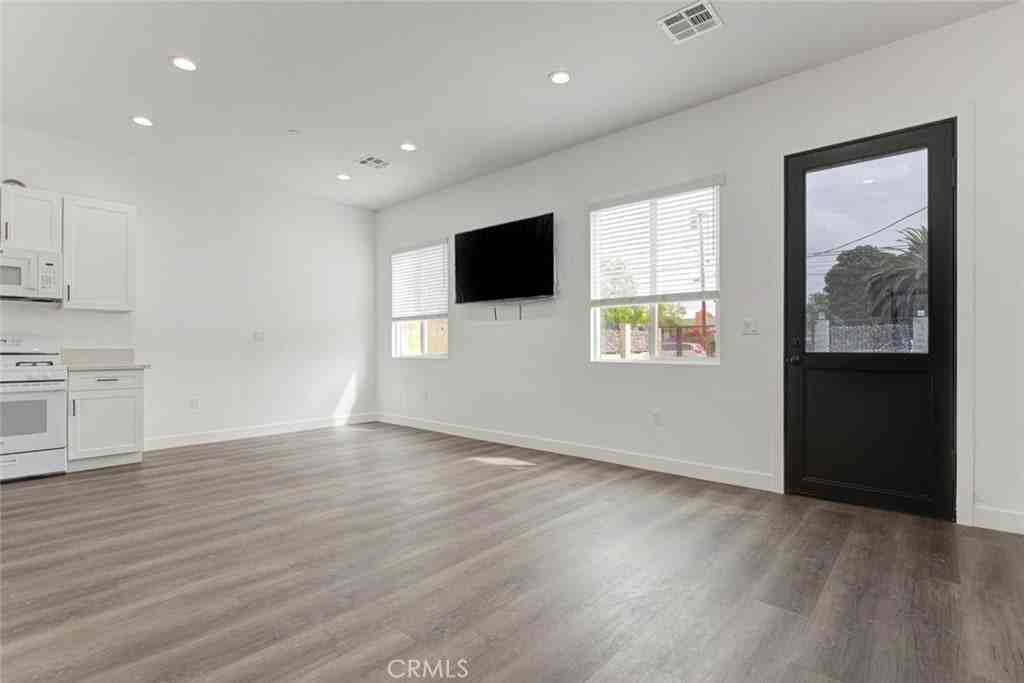 6831 Bellaire Ave - Photo 2 of 13
