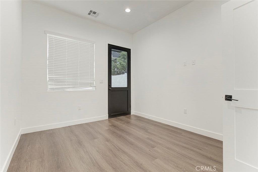 6831 Bellaire Ave - Photo 7 of 13
