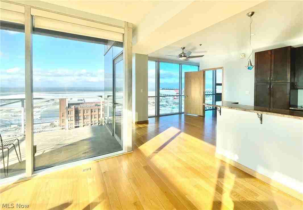 701 W Lakeside Ave #1110 - Photo 4 of 32