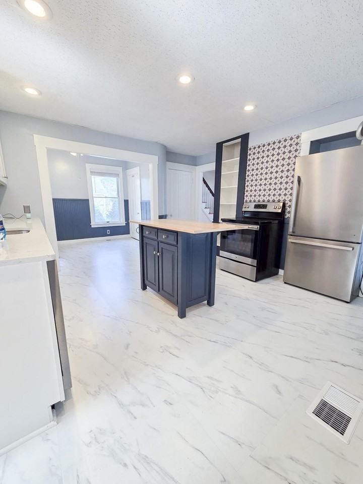 195 S Main St - Photo 4 of 18