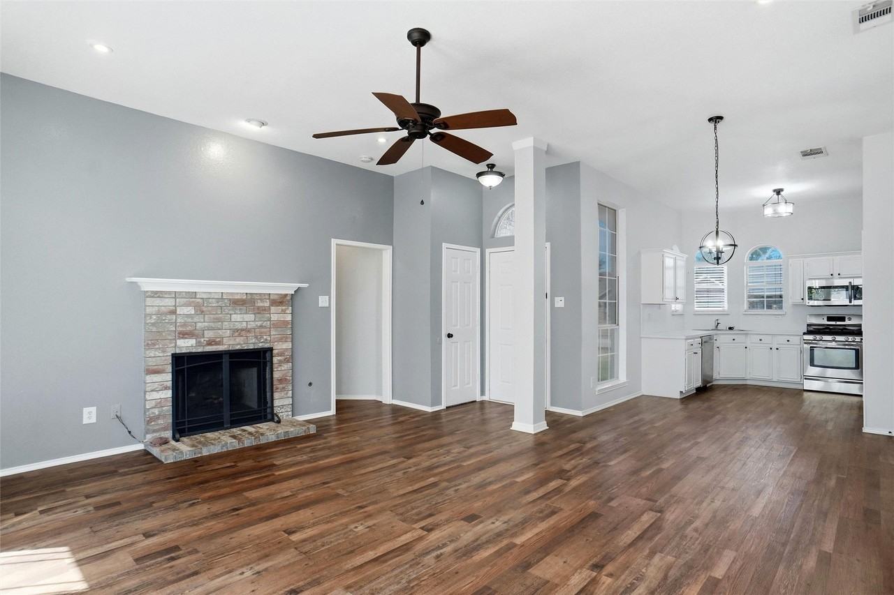 910 York St - Photo 3 of 16