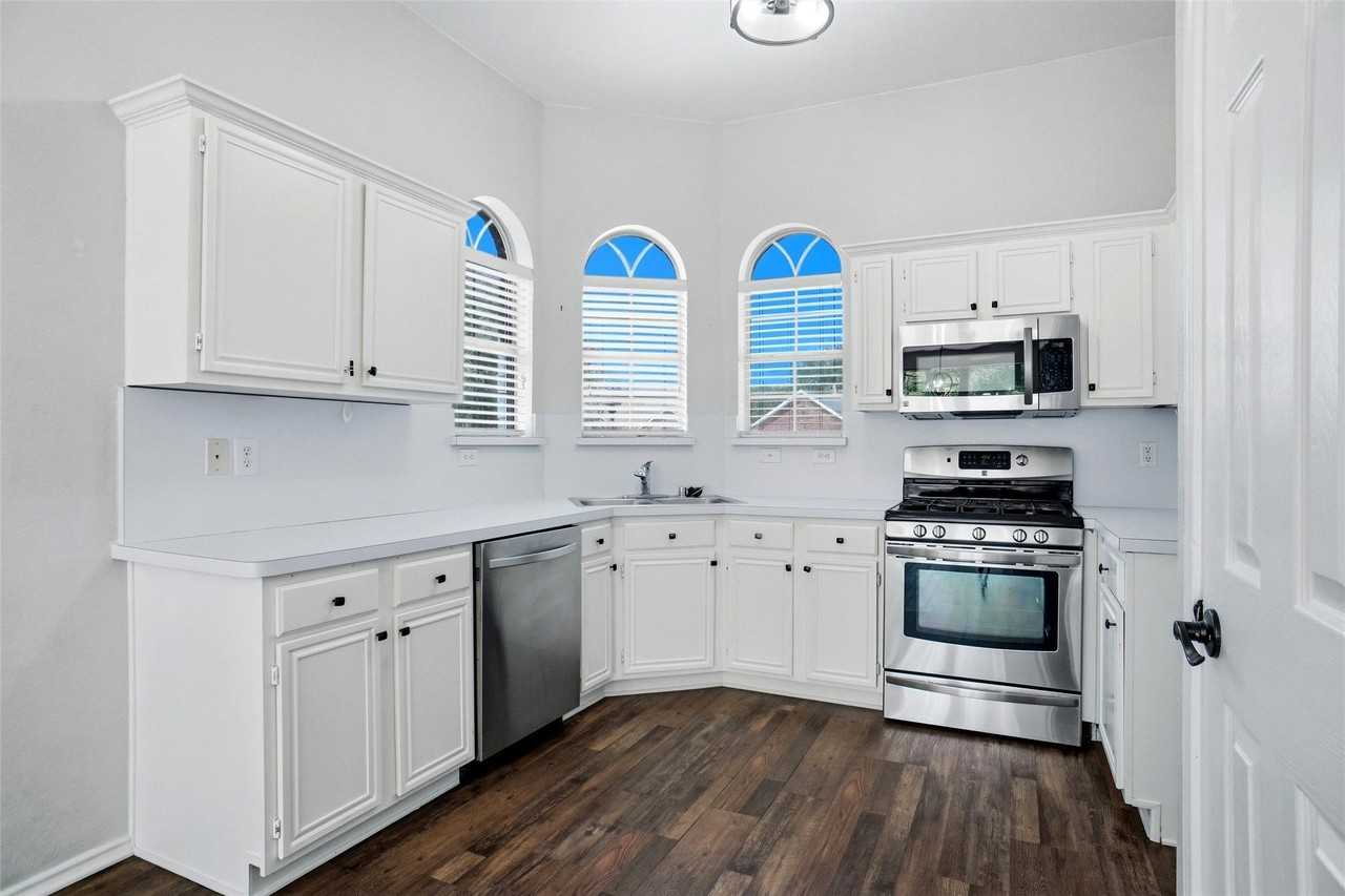 910 York St - Photo 7 of 16