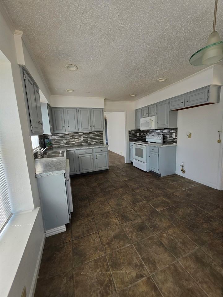 598 Briarcliff Dr - Photo 3 of 11