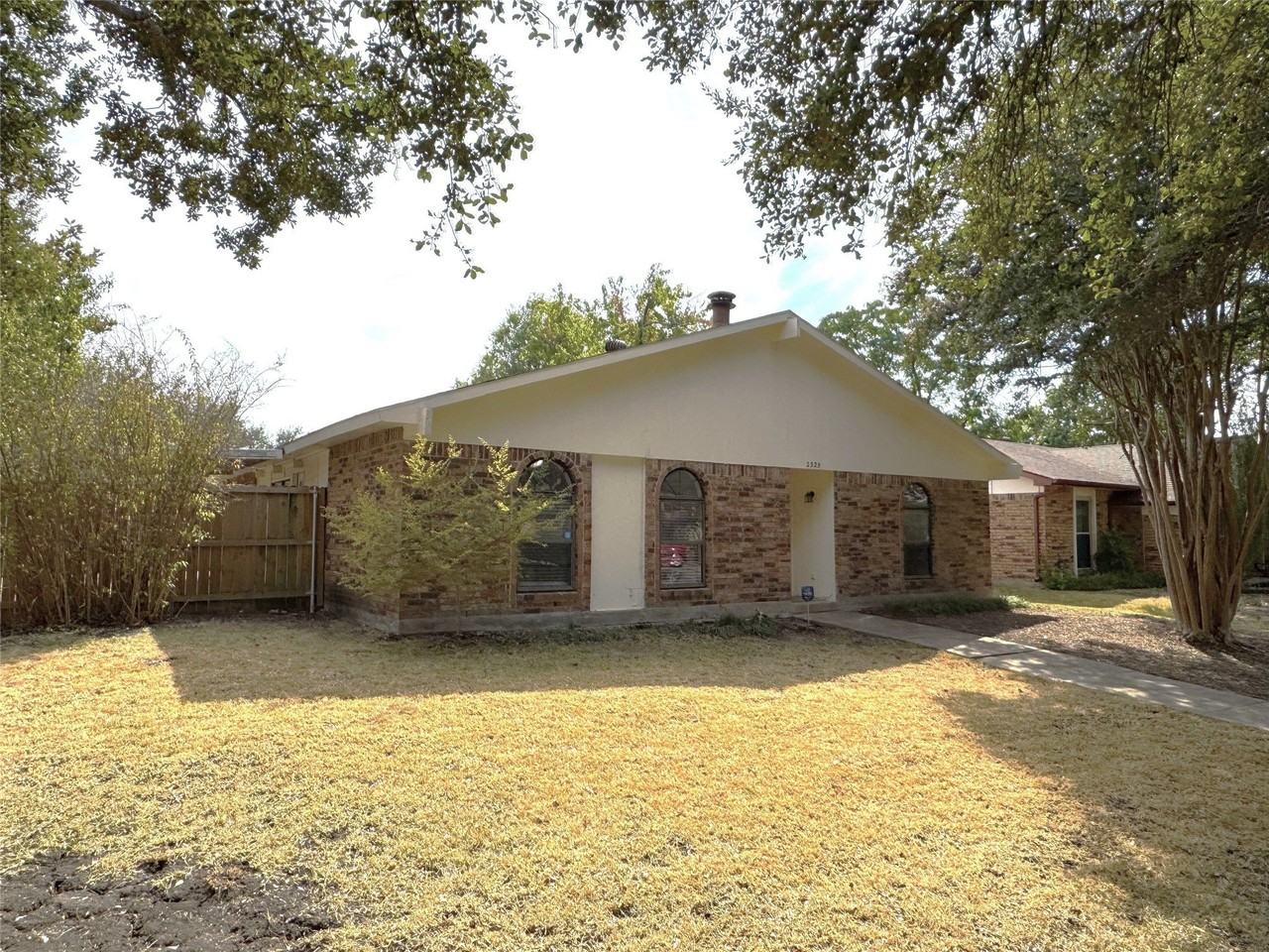 2525 Norway Dr - Photo 2 of 15