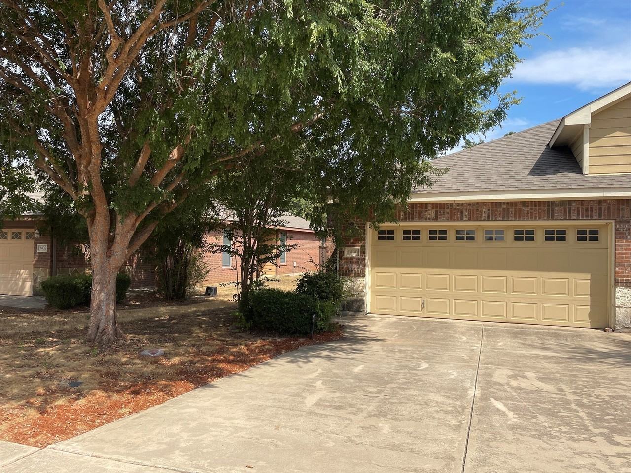 1430 Ravenwood Dr - Photo 2 of 13