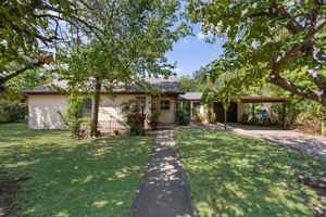 featured image of 1606 N Woods St