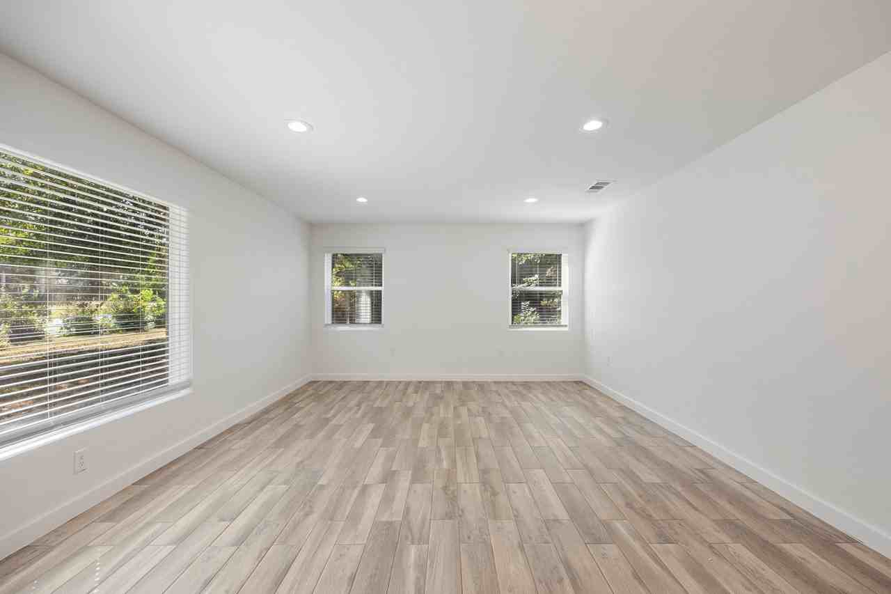 1606 N Woods St - Photo 3 of 26