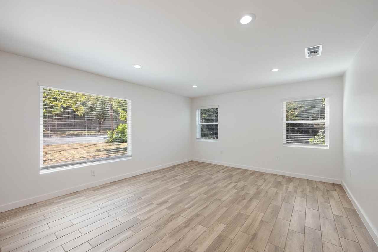 1606 N Woods St - Photo 4 of 26