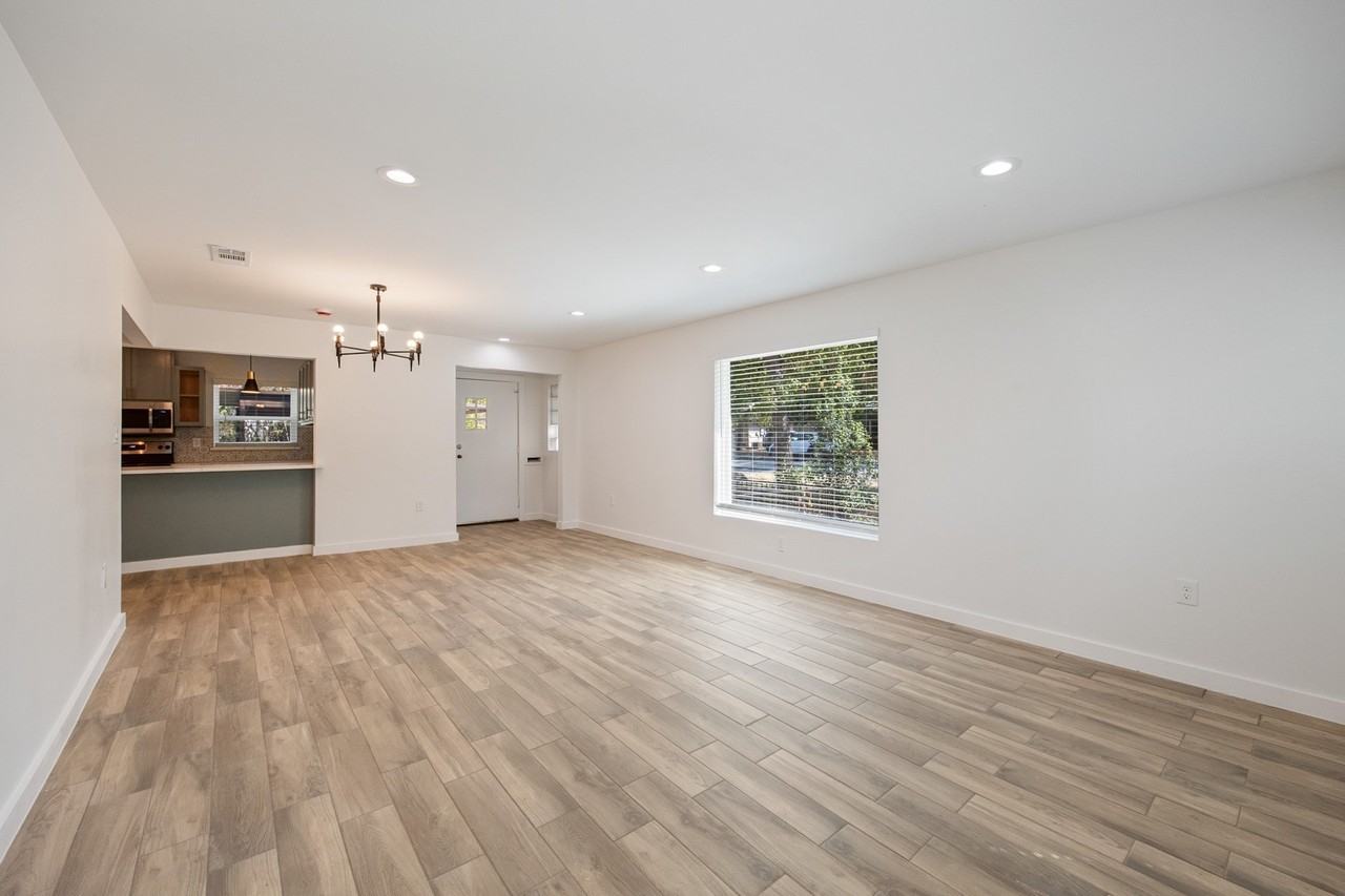 1606 N Woods St - Photo 5 of 26