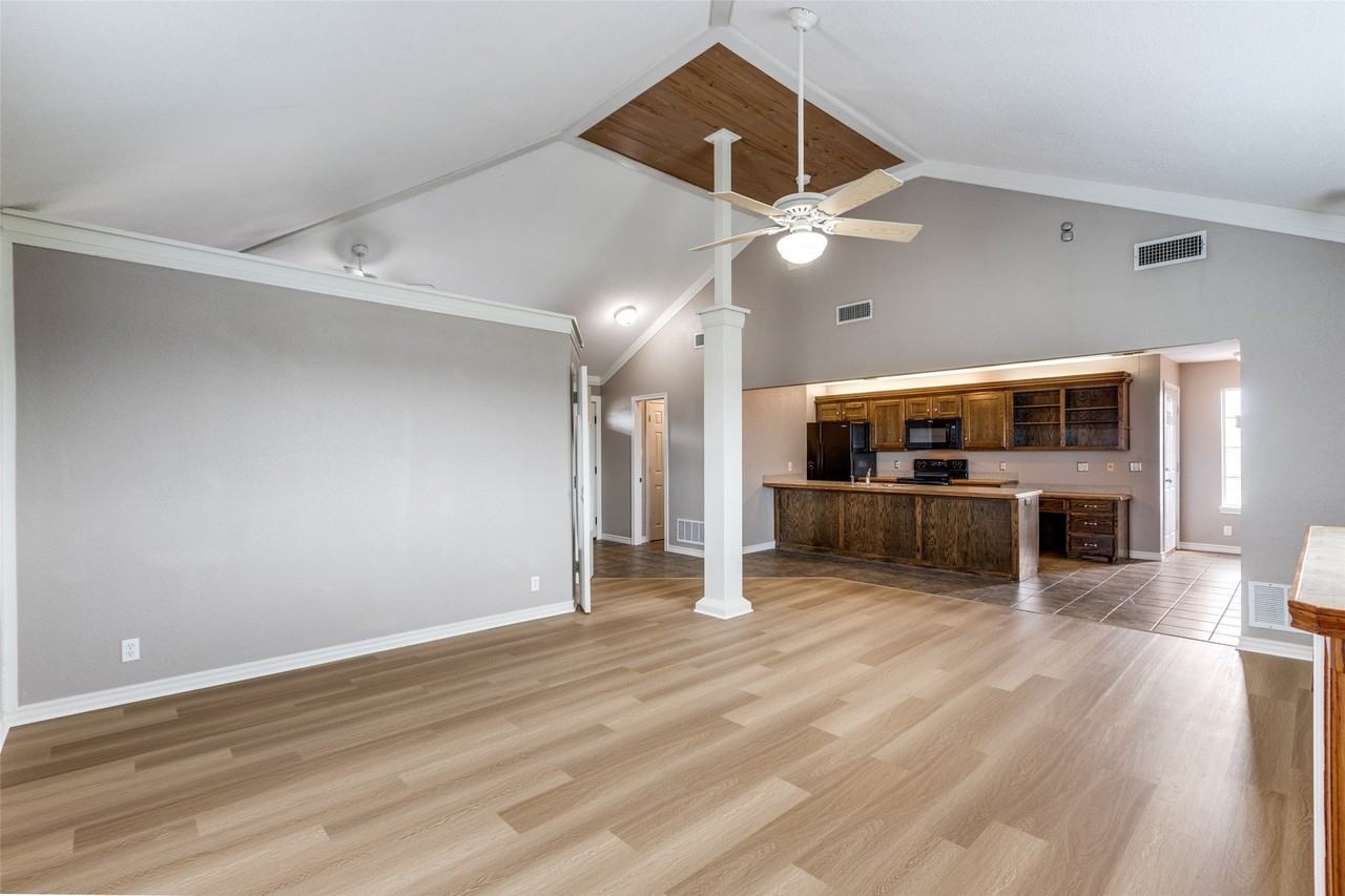 5675 Four Seasons Ln - Photo 3 of 25
