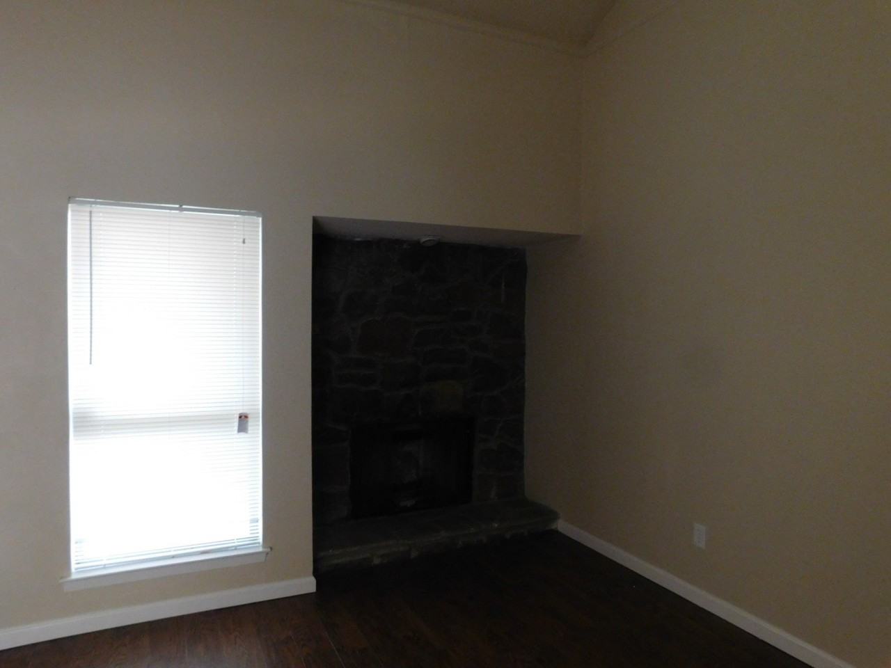 1511 Grantbrook Ln - Photo 2 of 12