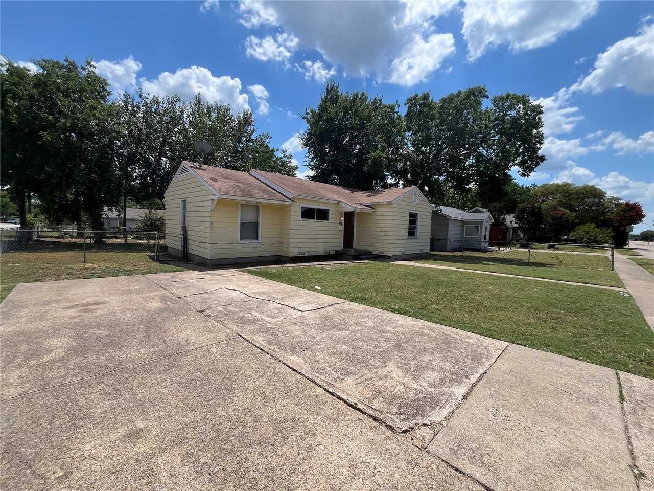 202 W Wheatland Rd - Photo 2 of 13