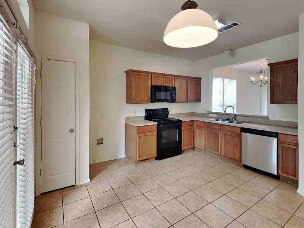 10661 Traymore Dr - Photo 3 of 10