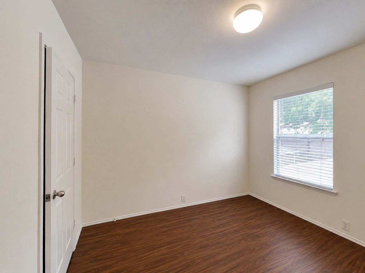 10661 Traymore Dr - Photo 6 of 10