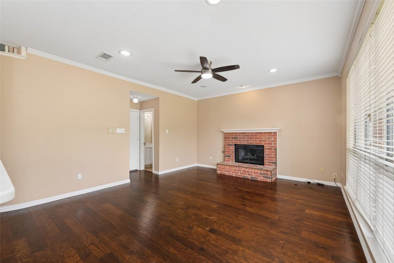 937 Parker Dr - Photo 2 of 32