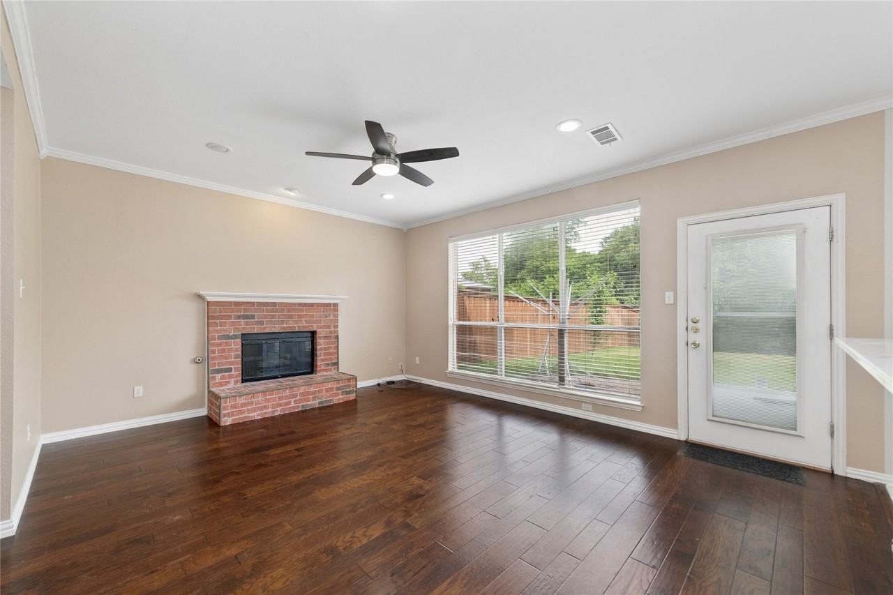 937 Parker Dr - Photo 3 of 32