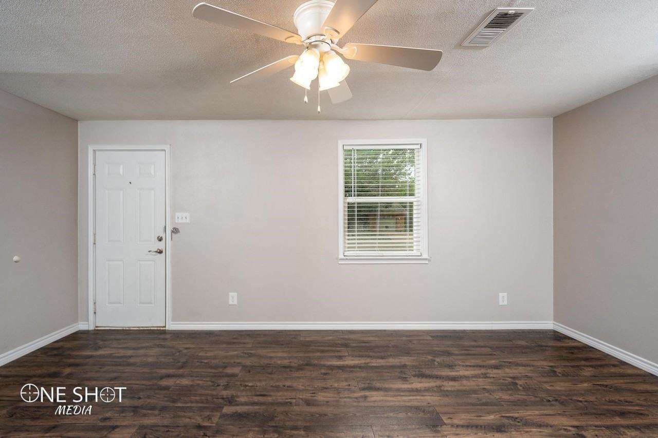 2133 Ross Ave - Photo 6 of 25