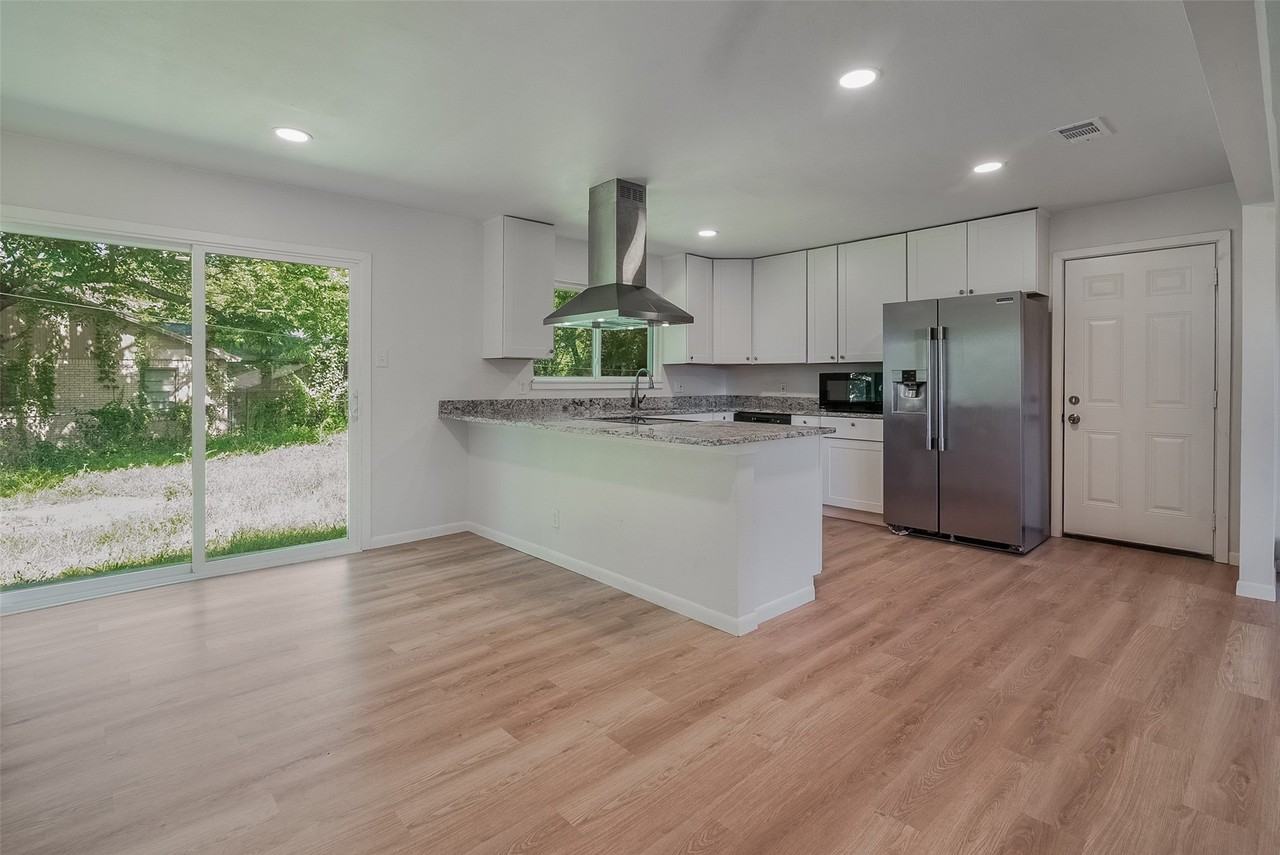 1421 S Scullin Ave - Photo 2 of 26