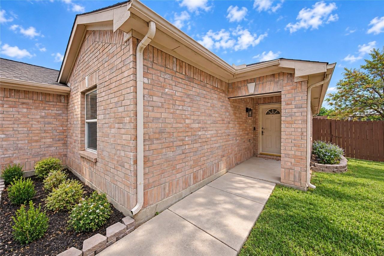 1641 Knight Trl - Photo 2 of 15