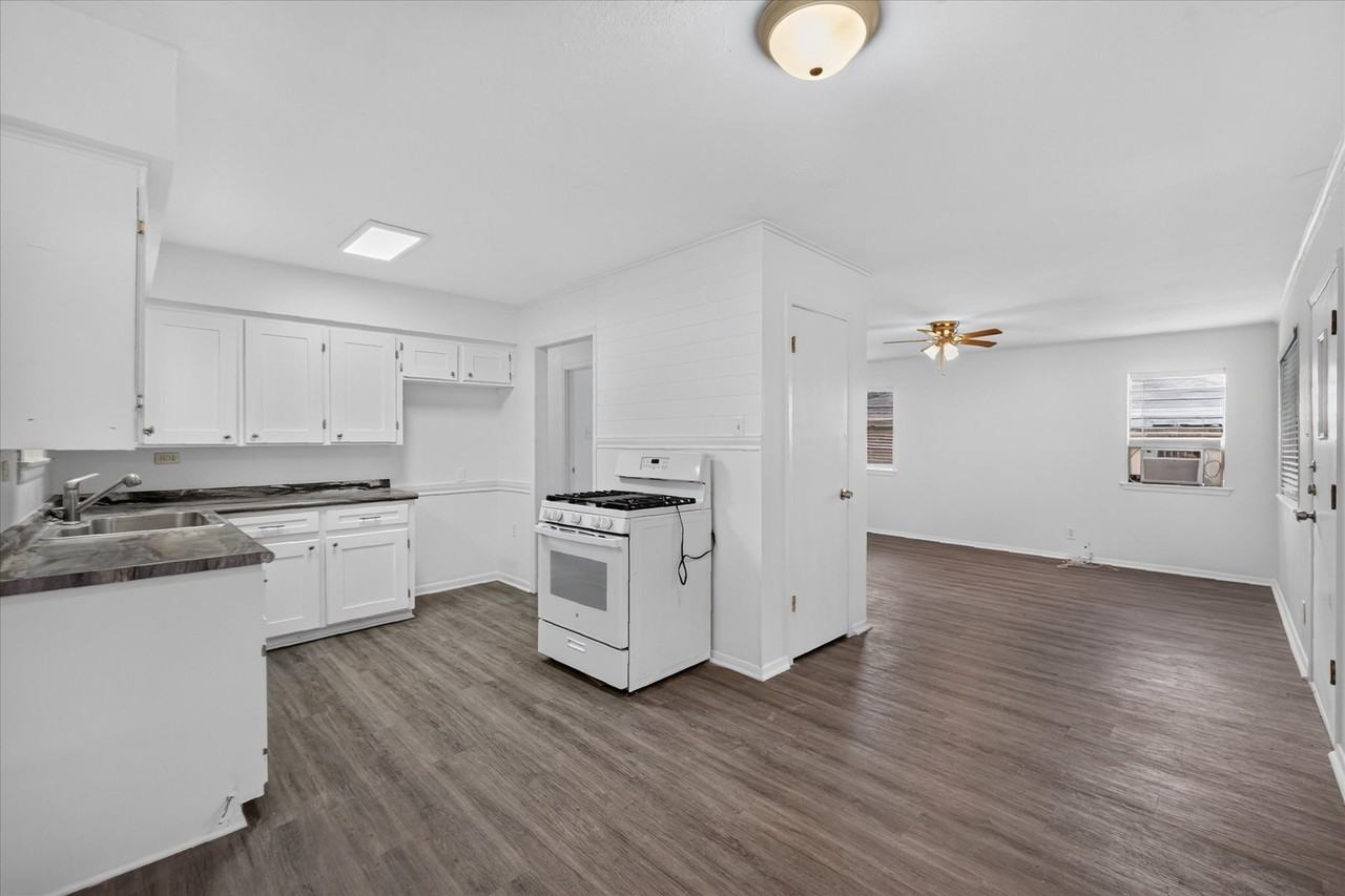208 D St - Photo 2 of 23