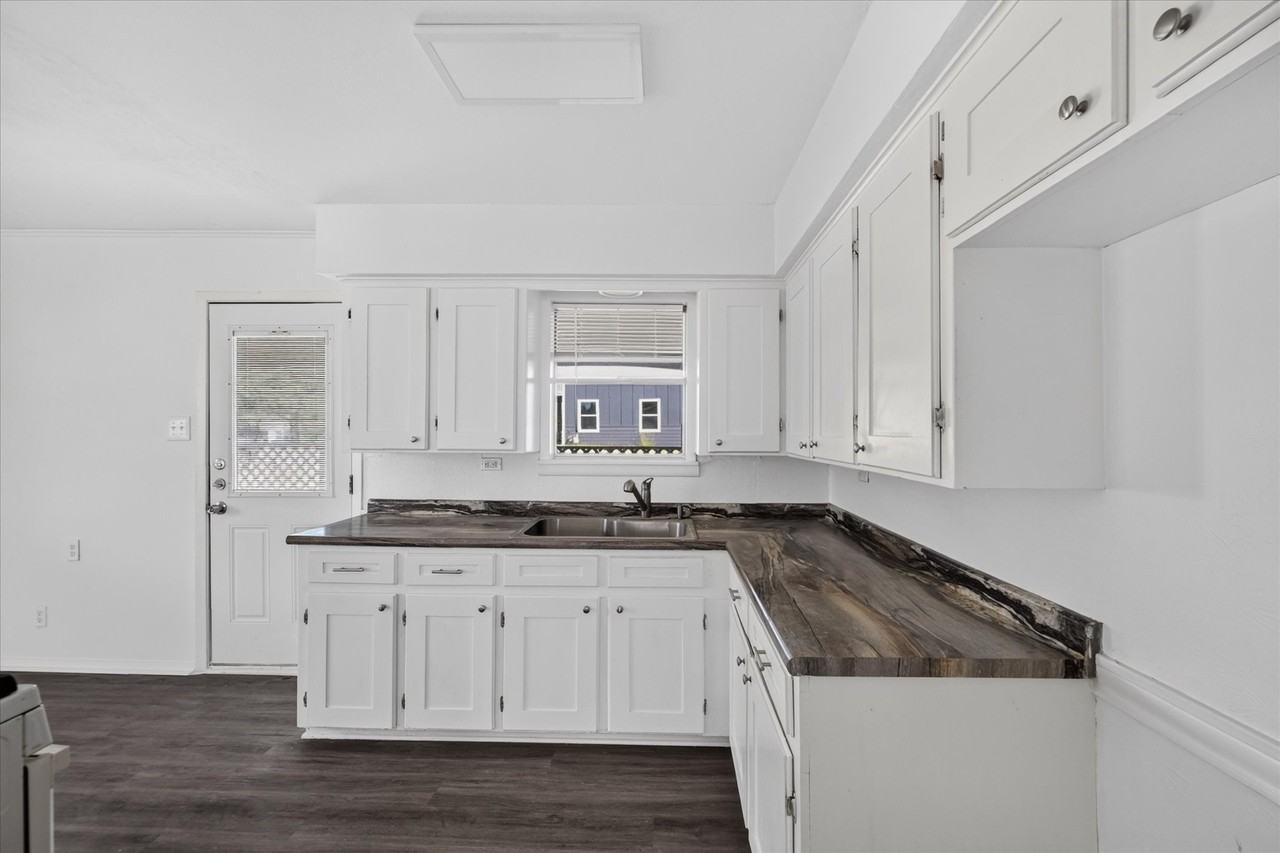 208 D St - Photo 3 of 23