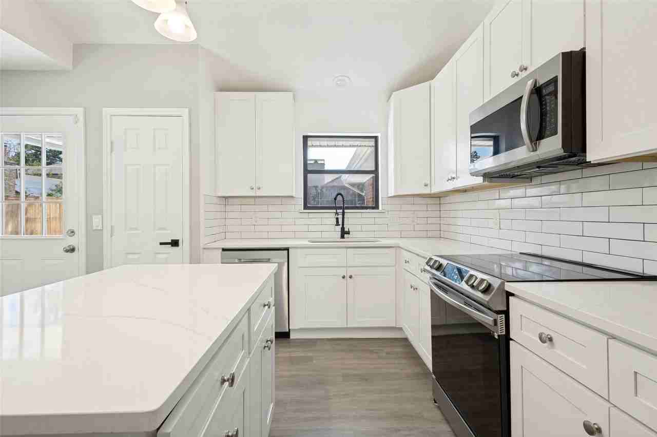 1203 S College St - Photo 2 of 23