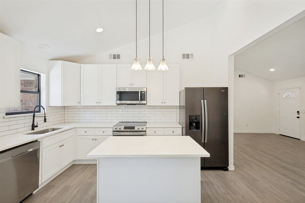 1203 S College St - Photo 3 of 23