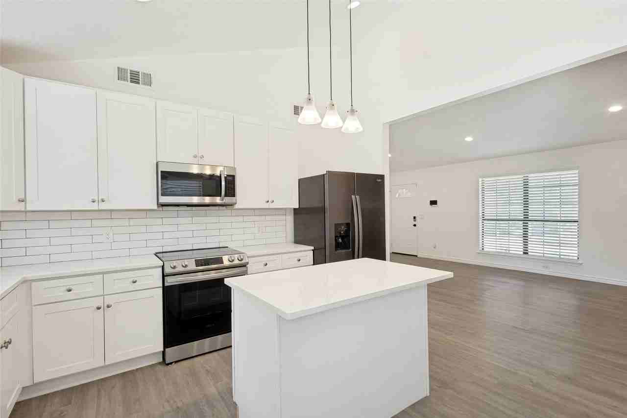 1203 S College St - Photo 4 of 23