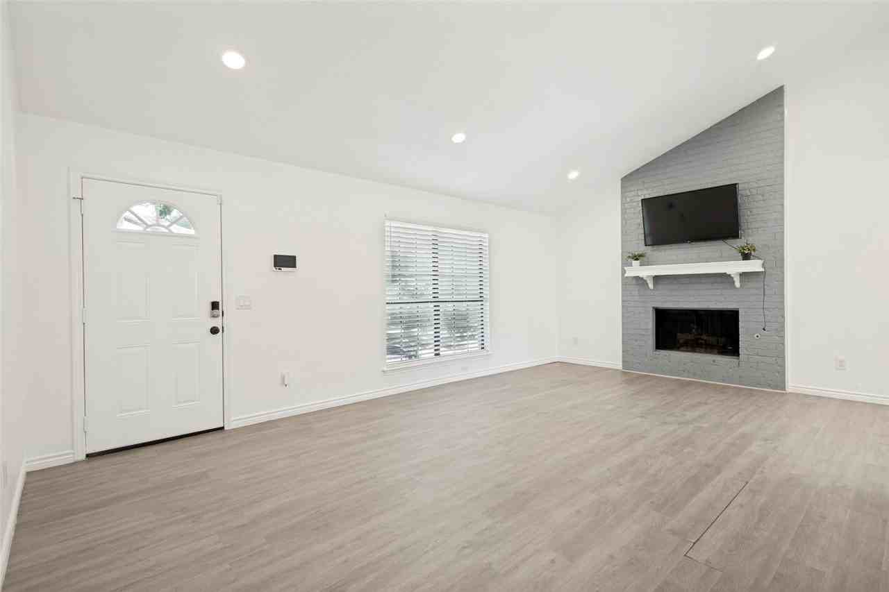 1203 S College St - Photo 6 of 23