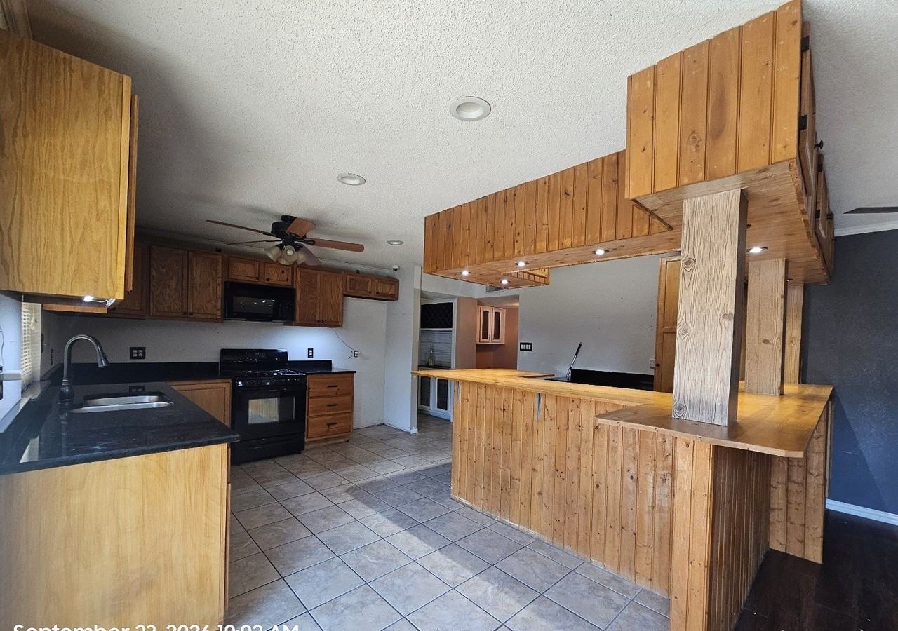 5061 Pemberton Ln - Photo 3 of 15