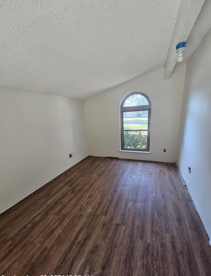 5061 Pemberton Ln - Photo 6 of 15