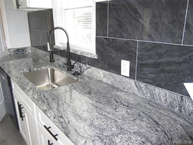 24901 Joy Rd - Photo 6 of 17