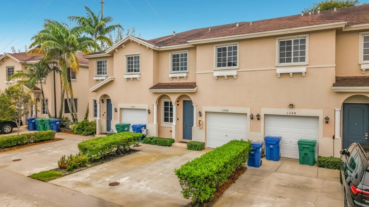 1366 Nw 214th Ter - Photo 6 of 50