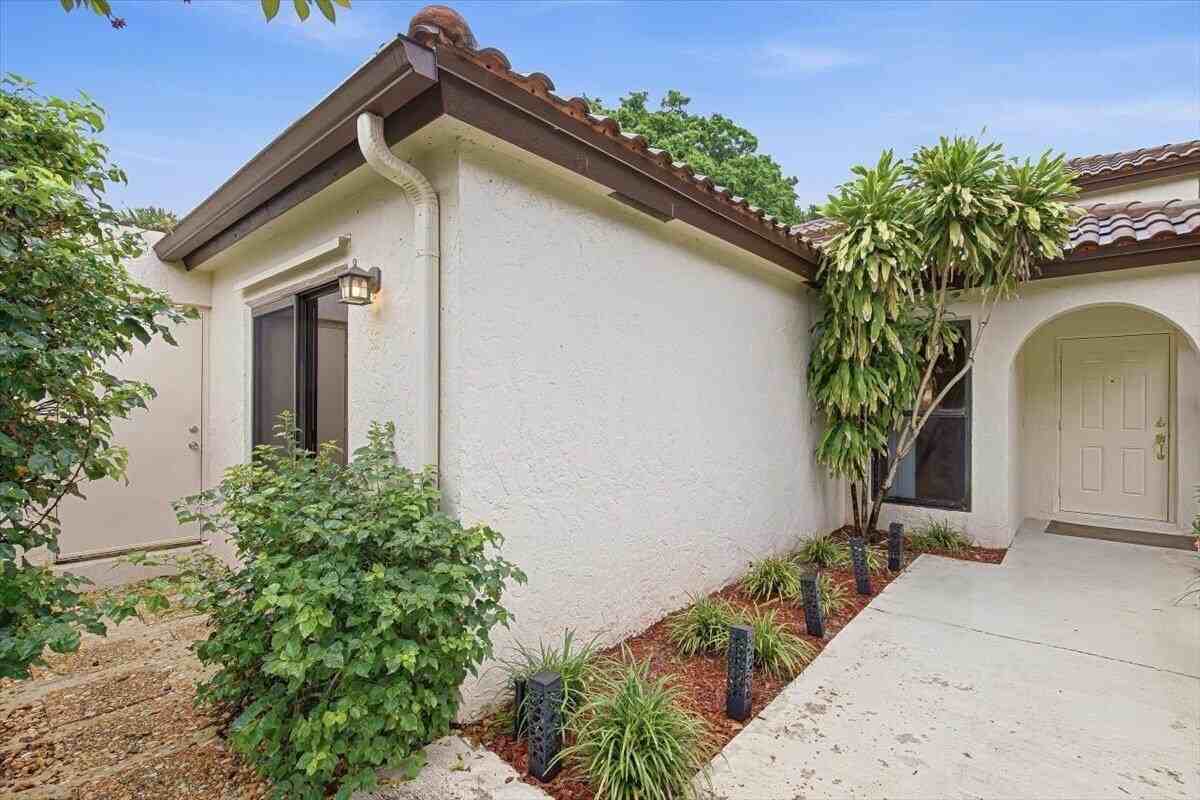 3130 Kingswood Ter - Photo 2 of 38