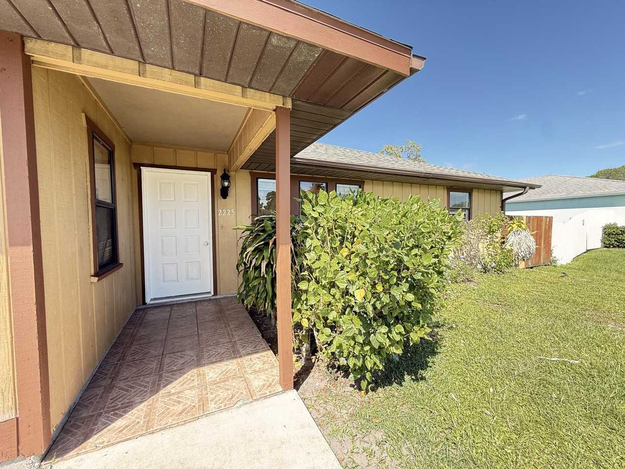 2225 Se Melaleuca Blvd - Photo 2 of 23